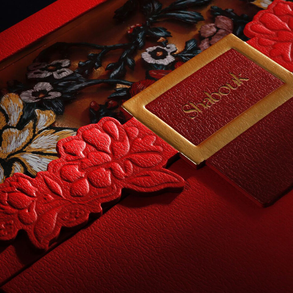 Hinged necklace box with luxury closure